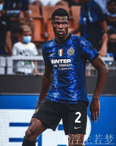 国米后卫邓弗里斯伤情未明，频繁动作引转会传闻