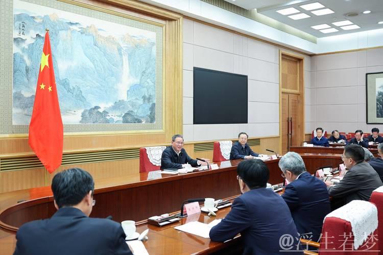 李强主持国务院常务会议，部署稳就业稳经济与高质量发展措施，审议“3·15”晚会曝光问题